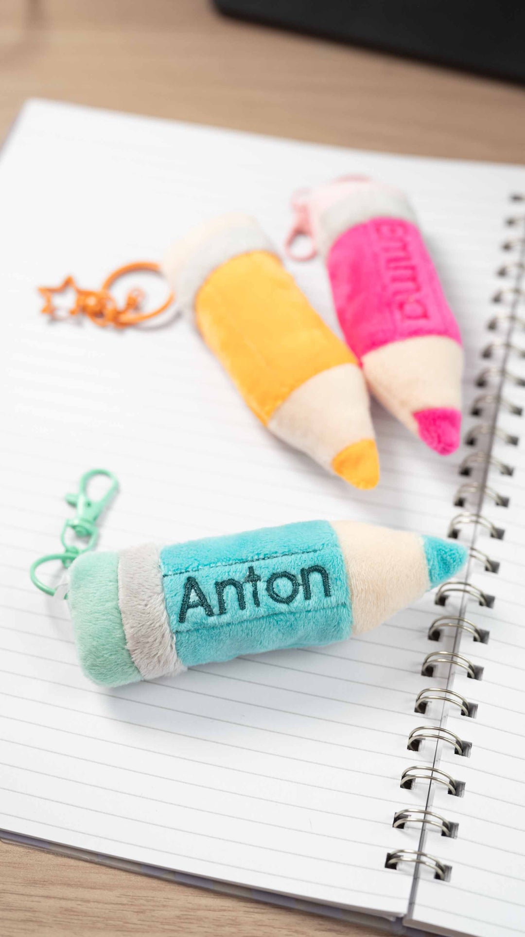 ITH Stickdatei Taschenanhänger Buntstift – das perfekte Geschenk zur Einschulung
