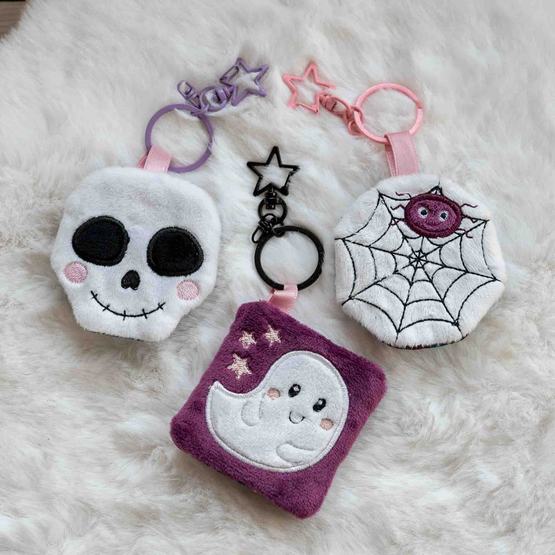 Gestickte Halloween Schlüsselanhänger aus Plüsch mit bunten Stern-Karabinern