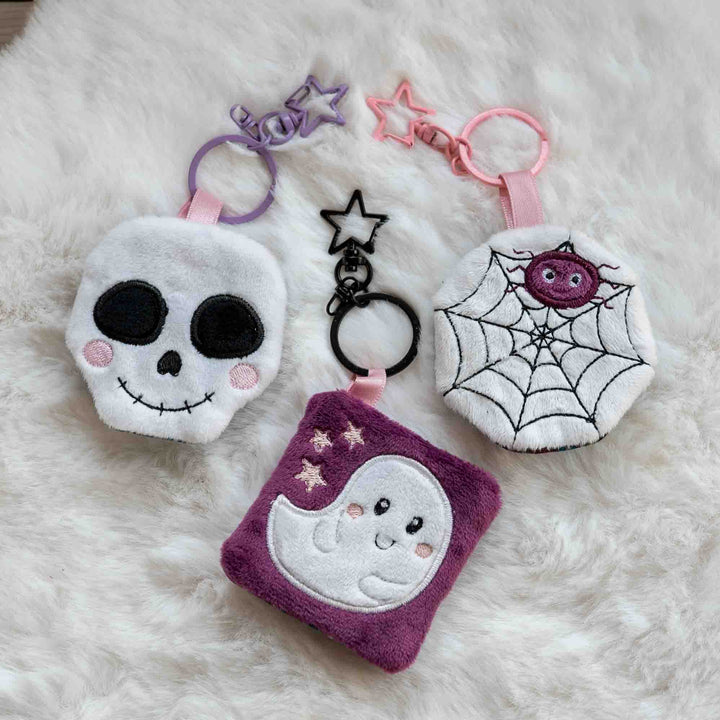 Gestickte Halloween Schlüsselanhänger aus Plüsch mit bunten Stern-Karabinern