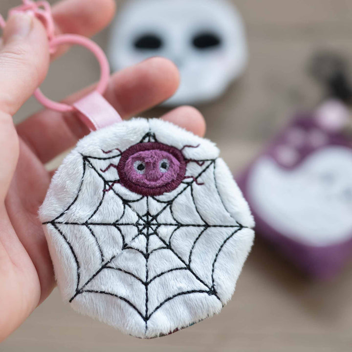 ITH Stickdatei Halloween Anhänger Set – kleines Gespenst, Totenkopf &amp; Spinne | 10x10 Rahmen