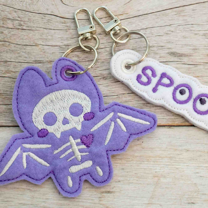 ITH Stickdatei – Schlüsselanhänger Halloween Stickdatei Fledermaus & „Spooky“