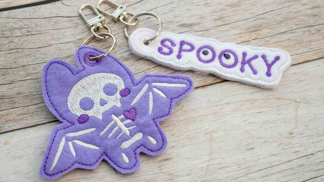 ITH Stickdatei – Schlüsselanhänger Halloween Stickdatei Fledermaus & „Spooky“