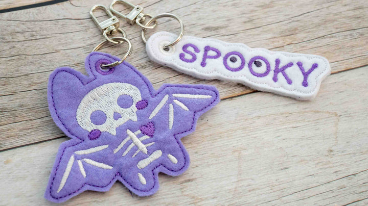 ITH Stickdatei – Schlüsselanhänger Halloween Stickdatei Fledermaus & „Spooky“