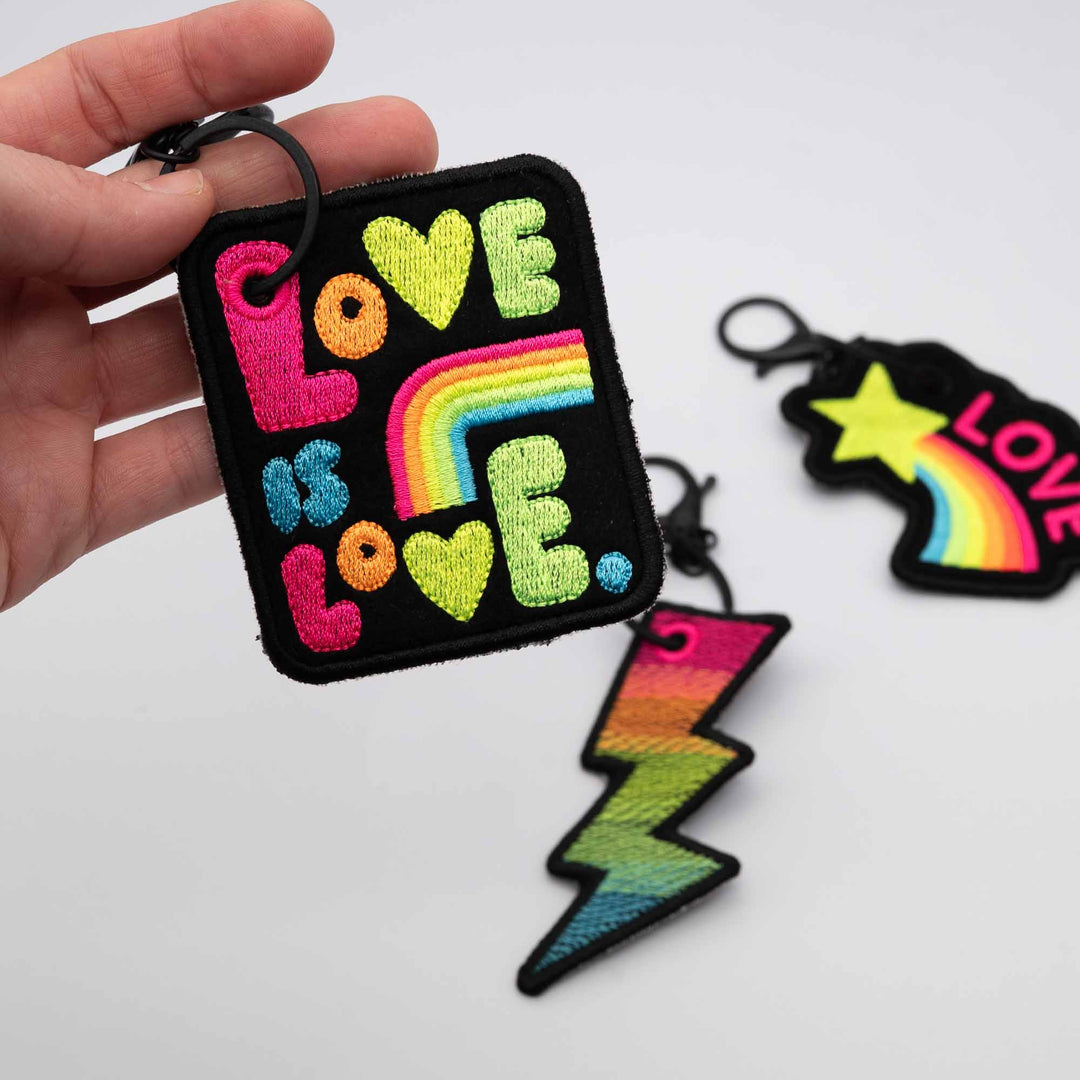 ITH Stickdatei Sternschnuppe mit Regenbogenschweif und Love-Schriftzug, gestickt auf Filz
