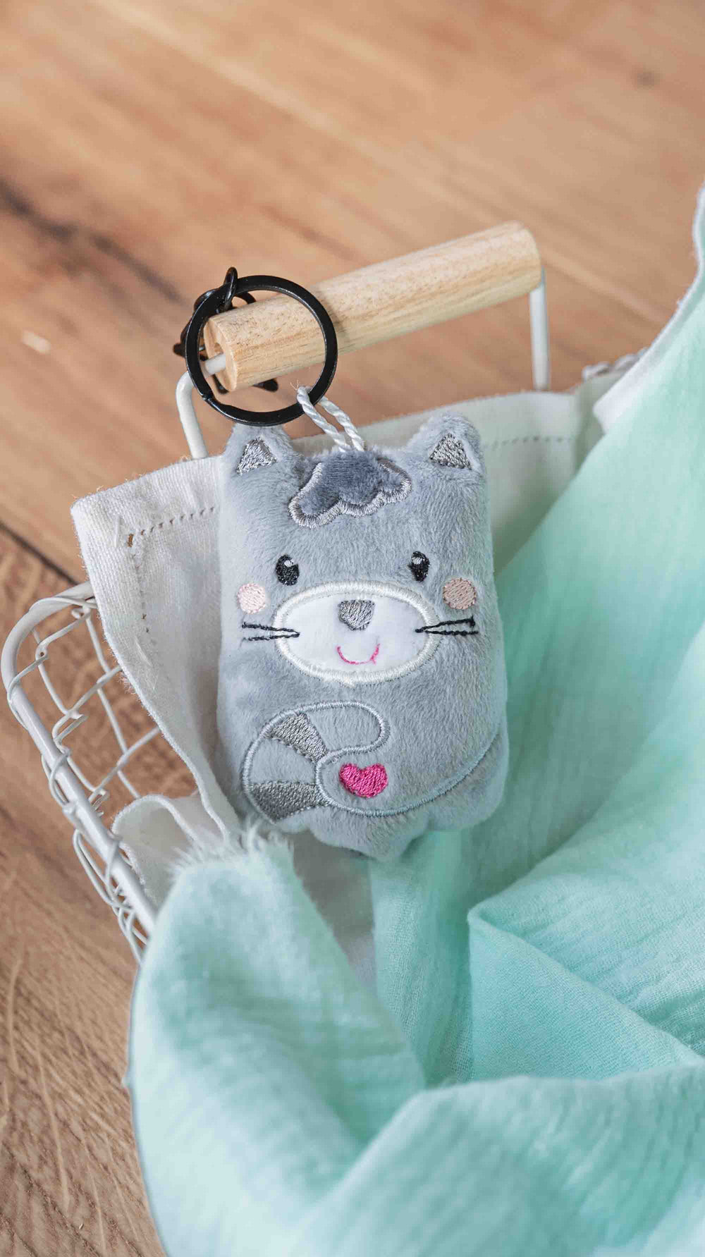 Mini Katze Schlüsselanhänger selbst gestickt aus Plüschstoff