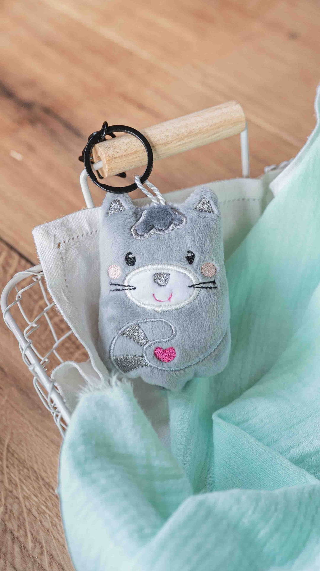 Mini Katze Schlüsselanhänger selbst gestickt aus Plüschstoff