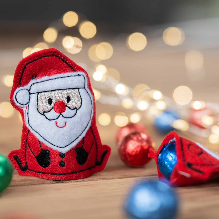 Stickdatei Weihnachtsmann mit Schokoladen-Versteck | ITH
