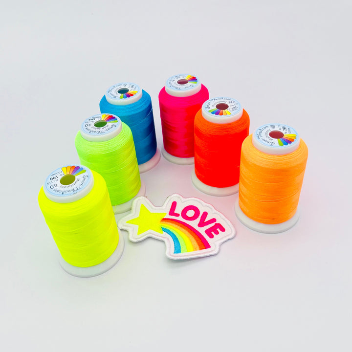 Neon Stickgarn Multitalent® 40 – 1000 m | Leuchtendes Stickgarn von Smart-Thread