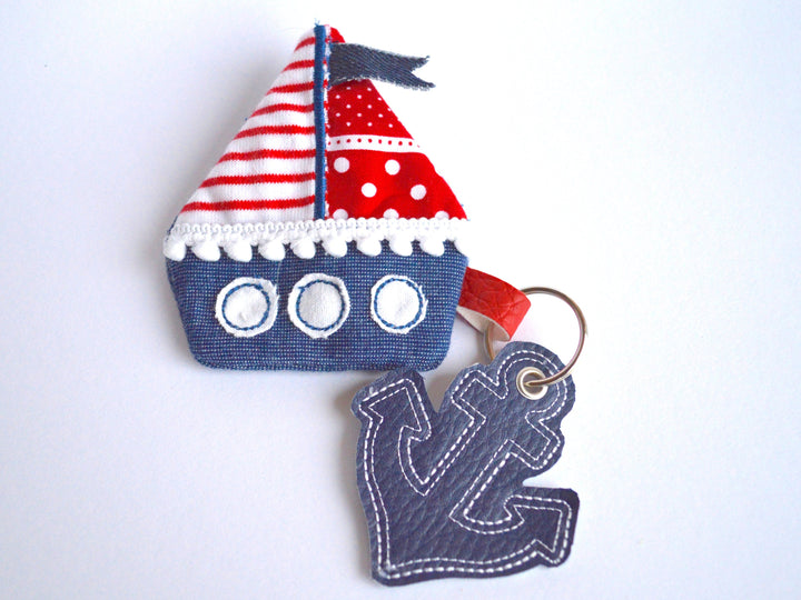 ITH Stickdatei 10x10 Schlüsselanhänger Boot mit Tasche - Sticktier